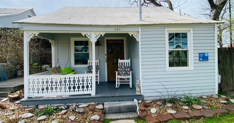 Front porch of a Comal Inn cottage, the link preview image for comalinn.com